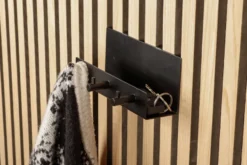 Hylle m/knagger til akustikkpanel svart