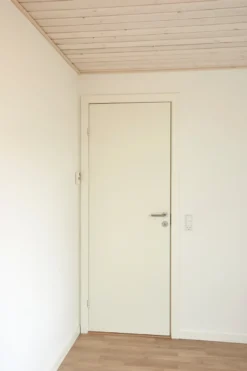 Stabil hvitmalt dør - 82,5 x 204 cm