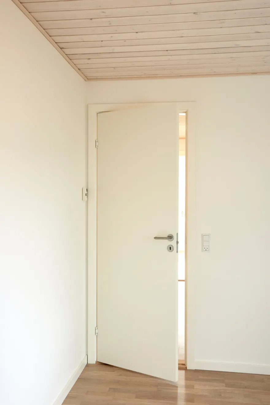 Stabil hvitmalt dør - 72,5 x 204 cm